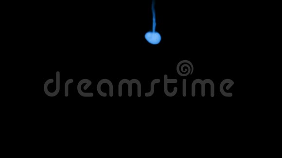 蓝色发光墨水溶解在水上的黑色背景与卢马哑光计算机仿真的三维渲染单单单单视频的预览图