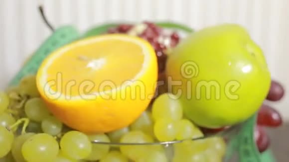 水果和测量磁带关闭饮食的概念视频的预览图