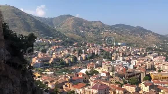 清晨从罗卡迪塞法鲁可以看到美丽的塞法鲁镇意大利视频的预览图
