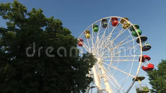 游乐园里的大型旋转木马一个大轮子慢慢转动视频的预览图