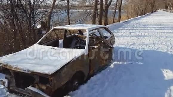 冬季公园发生火灾后汽车被烧毁视频的预览图