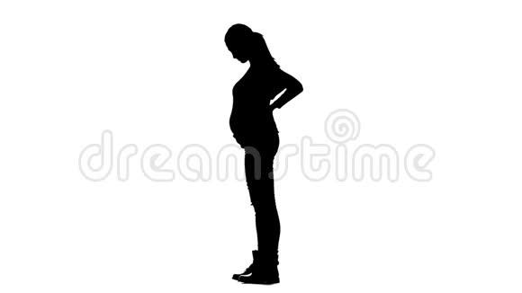 孕妇站着抚摸她的胃剪影白色背景慢动作视频的预览图
