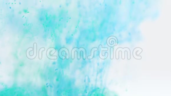 水中的青绿色和蓝色墨水视频的预览图