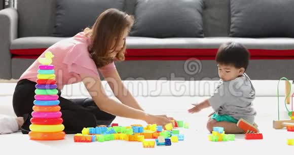 亚洲妈妈和她儿子一起玩玩具视频的预览图