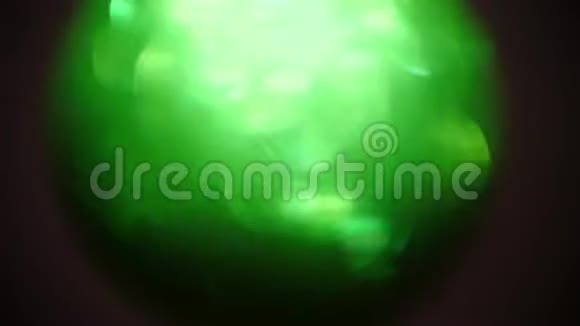 分散抽象背景生动的颜色模糊颜色眩光紫色背景4k复制空间绿球视频的预览图