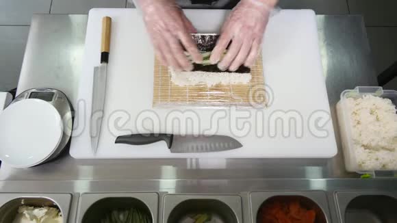手做长寿司卷寿司厨师展示技巧日本名菜顶部视图视频的预览图