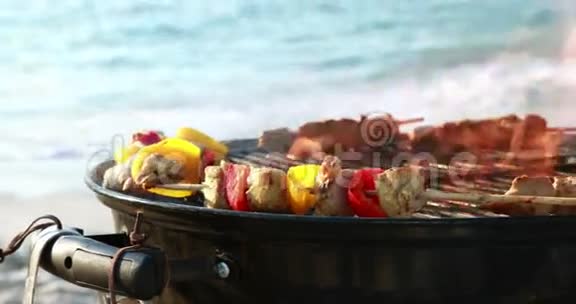 在海滩上吃烧烤视频的预览图