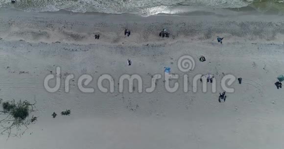 无人机在海滩视频的预览图