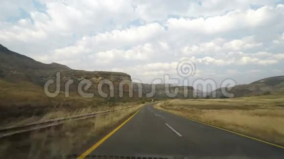 在南非的两条车道上开车从车载摄像头上看视频的预览图