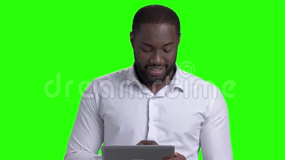 英俊的非裔美国人使用数字平板电脑视频的预览图
