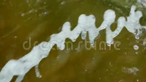 斯洛莫水滴和飞溅在空气中飞行城市公园喷泉在工作视频的预览图
