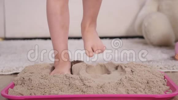 孩子的脚在沙子里动力沙箱视频的预览图