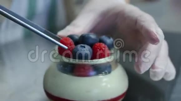 自制酸奶与蓝莓在玻璃罐把草莓放进酸奶里关门视频的预览图