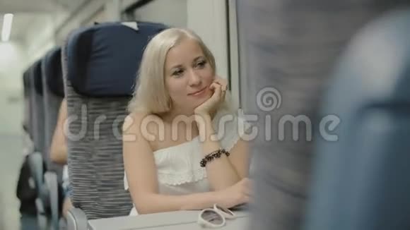 火车上金发女郎的旅程视频的预览图