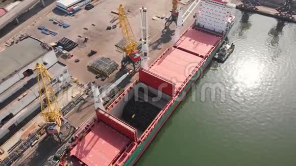 港口泊位附近船舶装载的鸟瞰图把丝杆装上视频的预览图