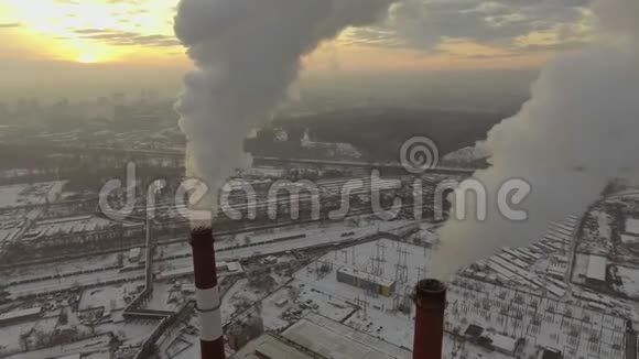城市背景上的大型工厂在天空中抛烟视频的预览图