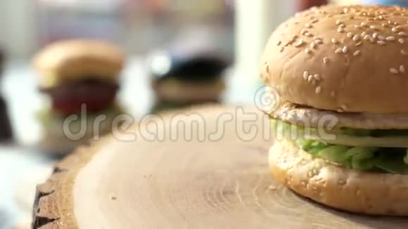 木板上的汉堡视频的预览图