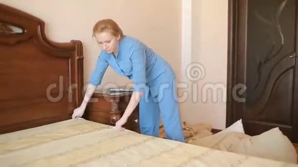 女佣在卧室打扫卫生视频的预览图