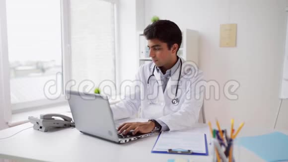 医生带着文件在医院打电话视频的预览图