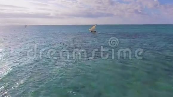 渔民乘帆船出海捕鱼的鸟瞰图桑给巴尔视频的预览图