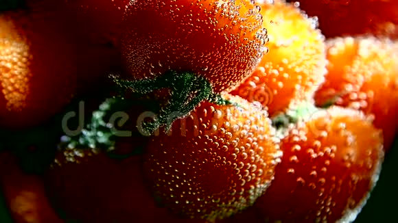 蔬菜有气泡的水中番茄视频的预览图