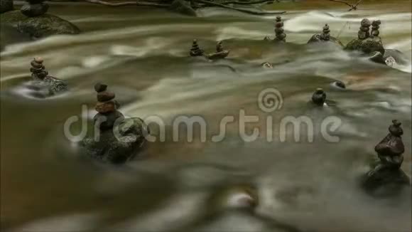 水流过石头视频的预览图