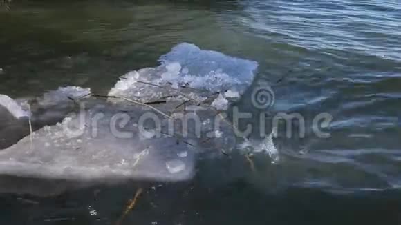 水上的冰原视频的预览图