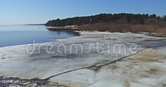 飞越海滩海岸融化的冰视频的预览图