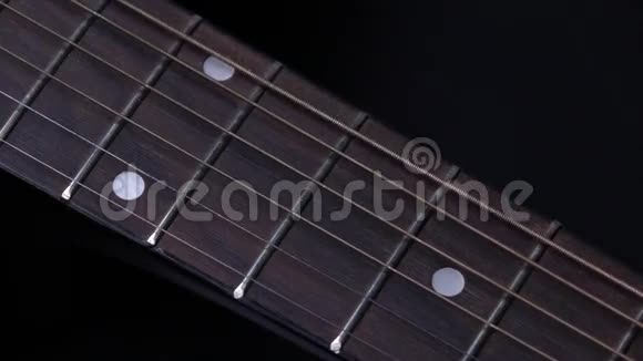 吉他弦黑色闭合慢动作视频的预览图