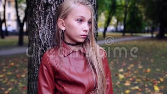 秋天公园里美丽的少女视频的预览图