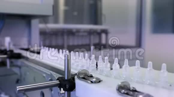 百瓶的生产线滴鼻液的生产无菌培养基一排带药的瓶子视频的预览图