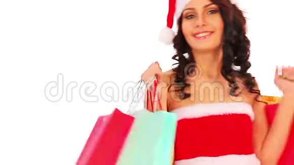 圣诞礼物出售给戴着圣诞帽的购物女人视频的预览图