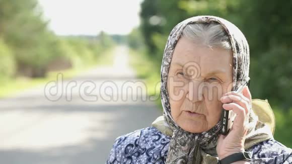 成熟的老女人在户外谈论智能手机视频的预览图
