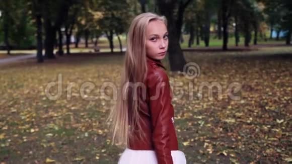 秋天公园里美丽的少女视频的预览图