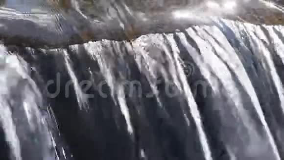 小溪水流带小裂谷视频的预览图