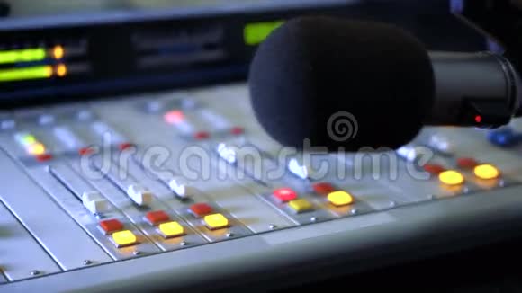 无线电广播室音响调音台和麦克风视频的预览图