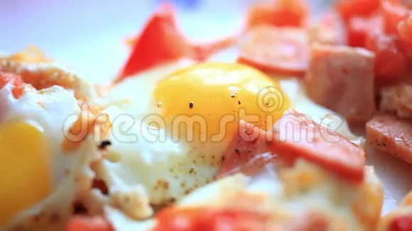 厨师把煎鸡蛋放在盘子里视频的预览图