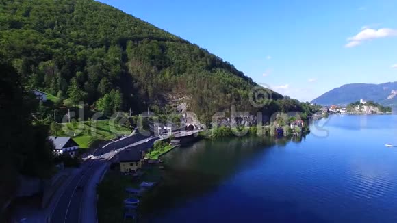 上奥地利阿尔卑斯山的特拉恩塞湖码头视频的预览图