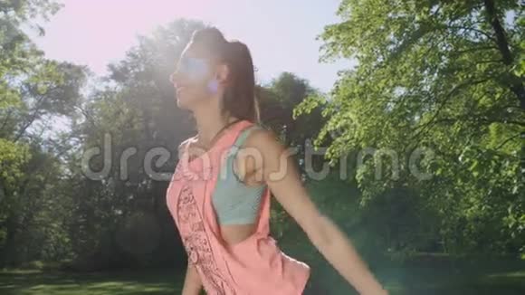 年轻女子在阳光公园做运动和伸展运动视频的预览图