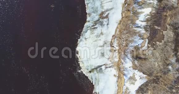 飞越海滩海岸融化的冰视频的预览图