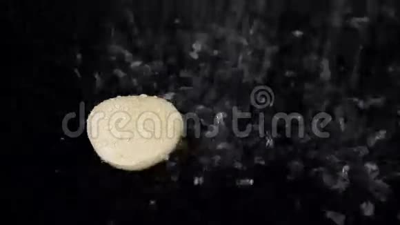 飘落的雨滴与白色的石头在水中视频的预览图