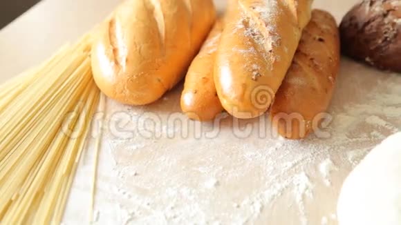 面包和面团在桌子上视频的预览图