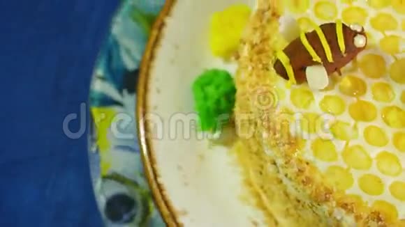 美丽的蜂蜜蛋糕用奶油蜜蜂装饰美丽的蜂蜜蛋糕特写视频的预览图
