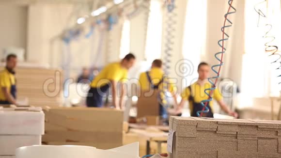 家具厂工人穿黄色工作服收集家具家具制造工业内部小深度视频的预览图