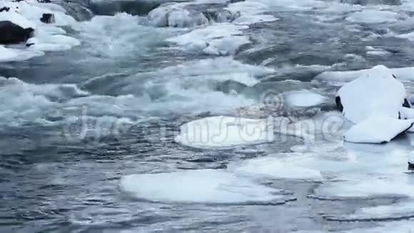 水上冰川冰水流经雪河视频的预览图