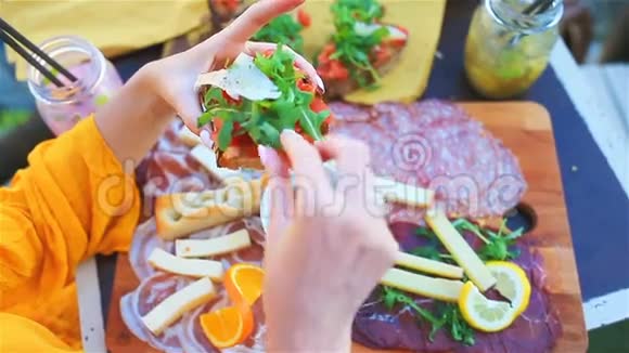 美味的意大利小吃在马纳罗拉的户外咖啡馆里桌上放着新鲜的牛腩奶酪和肉视频的预览图