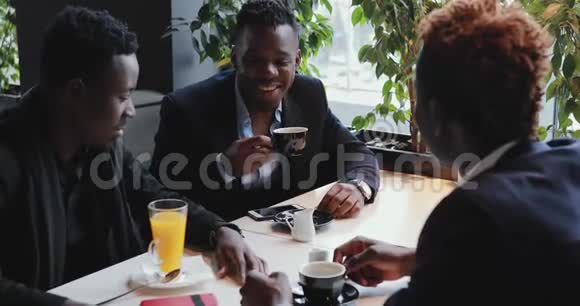 在咖啡馆聊天的非洲朋友视频的预览图