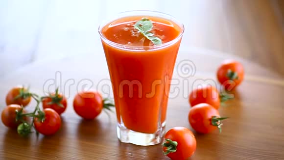自制的番茄汁放在杯子里新鲜的西红柿视频的预览图