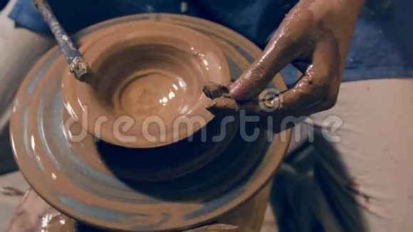 在传统陶罐上工作的工匠视频的预览图