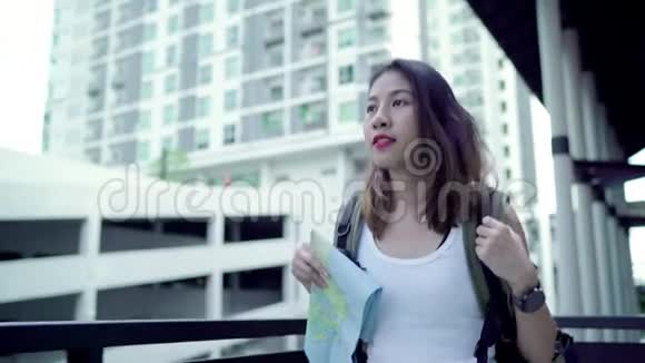 在北京唐人街旅行时年轻的年轻亚洲背包客的方向和位置图视频的预览图